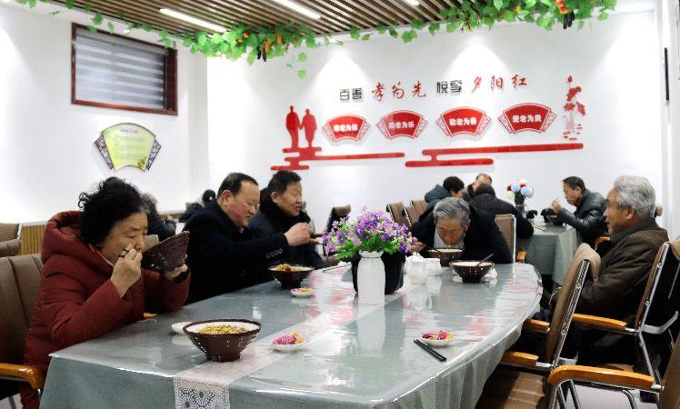 南苑路社區(qū)，老人在“老年餐桌”就餐。  通訊員  耿洋洋  攝  