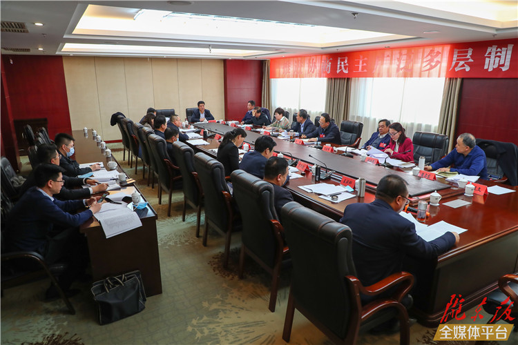 【圖說兩會】看！政協(xié)委員熱議政府工作報告