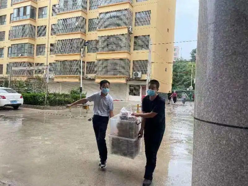看到路邊的醫(yī)護(hù)人員，鎮(zhèn)原這對80后夫妻果斷做了一個決定！