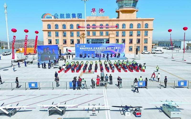 2025數(shù)字中國創(chuàng)新大賽·低空經(jīng)濟賽道·特別報道丨無人機秒變“巡檢尖兵”！全國首次油田巡檢挑戰(zhàn)賽在慶陽舉行